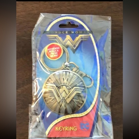 DC Comics Justice League Wonder Woman Shield Key Chain Pewter With Clip. New. - Picture 2 of 7
